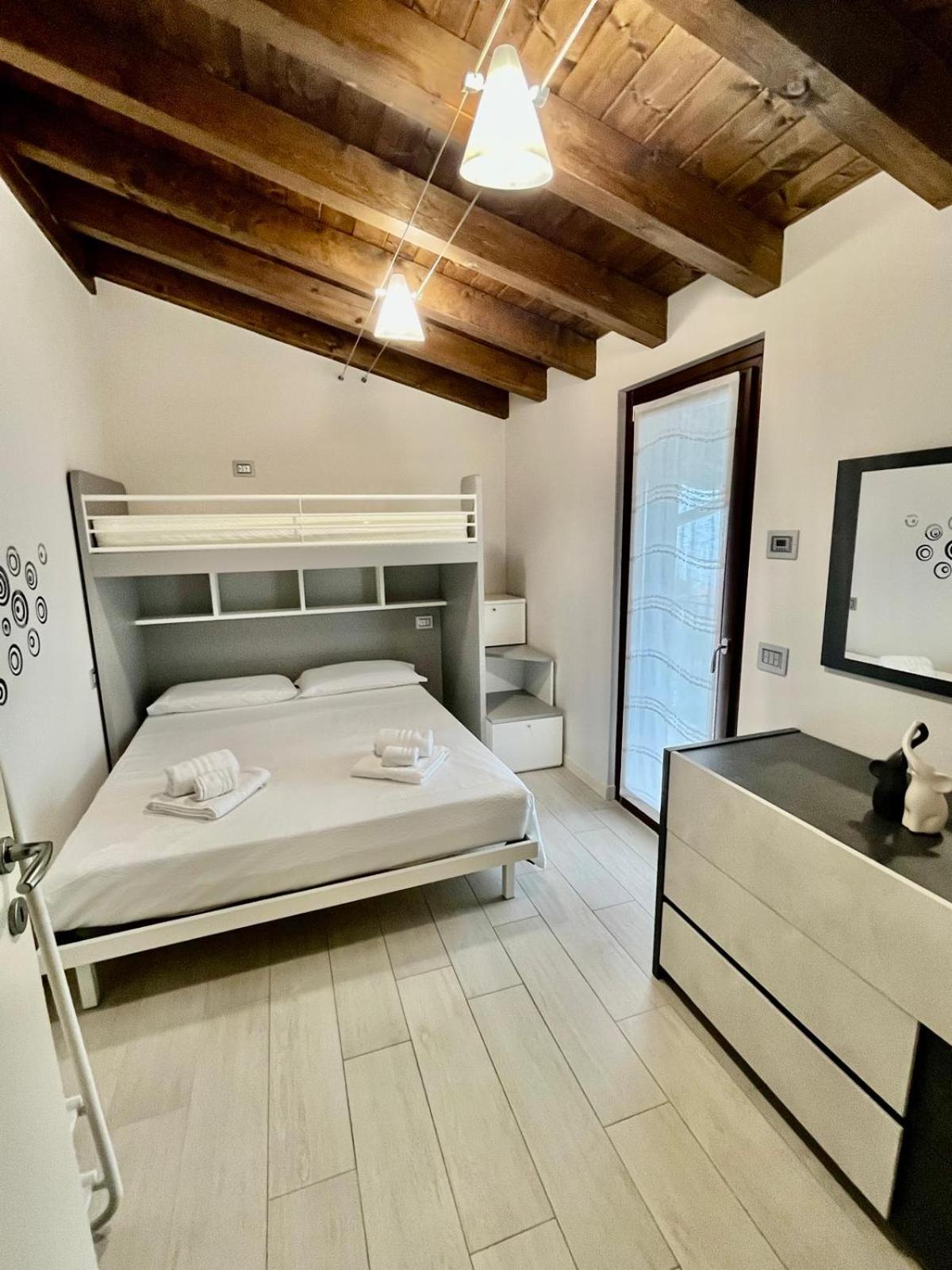 Il Bacio Del Sole Apartment โลเวเร ภายนอก รูปภาพ